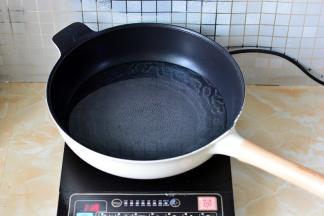 锅里放清水，以没过面条为宜，煮沸