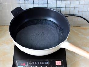锅里放清水，以没过面条为宜，煮沸