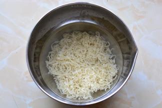 煮好的面条捞出放在凉水里过一遍