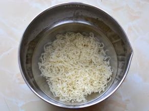 煮好的面条捞出放在凉水里过一遍