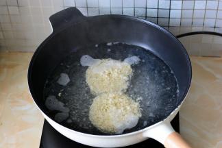 把面条下进锅里，煮2分钟，熟而不烂的状态