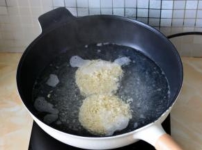 把面条下进锅里，煮2分钟，熟而不烂的状态