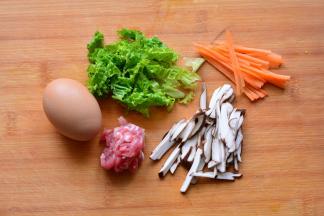 青菜全部切成丝备用