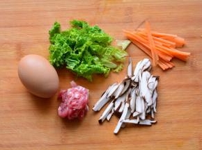 青菜全部切成丝备用