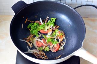 加入切好的青菜丝翻炒，不需要炒太久