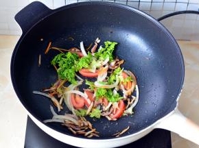 加入切好的青菜丝翻炒，不需要炒太久