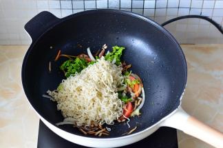 炒好青菜后加入过了水的面条