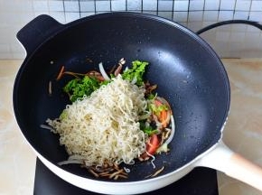 炒好青菜后加入过了水的面条