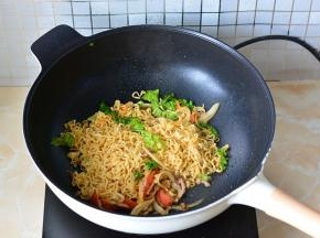 放入调味料，翻炒几下就可以出锅了，放在盘子里