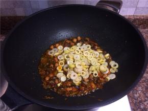 放入竹笋翻炒1分钟。