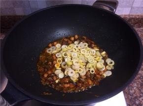 放入竹笋翻炒1分钟。