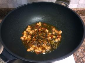 放入酸菜翻炒片刻。