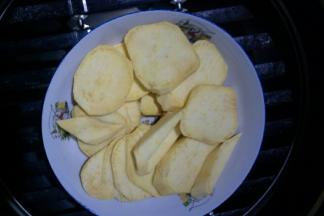 首先把红薯洗净去皮切块上锅蒸熟