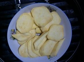 首先把红薯洗净去皮切块上锅蒸熟