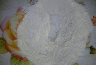 糖、小苏打、盐、面粉放在一起搅拌均匀