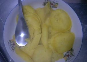 用勺子把蒸熟的红薯压成泥，尽量压细腻一点，室温放凉。