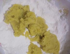 把红薯加入面粉中(这里说一下，因为面粉的干湿度和红薯的水分程度不用，所以方子中的红薯用量仅做参考，具体的用量根据自己情况进行调节哈。可以一点点的加进红薯泥来和面，和出的面团是比平常蒸馒头的面团略硬一些的，那样才会咯嘣脆噢)