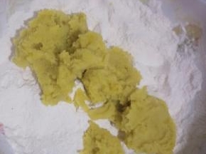 把红薯加入面粉中(这里说一下，因为面粉的干湿度和红薯的水分程度不用，所以方子中的红薯用量仅做参考，具体的用量根据自己情况进行调节哈。可以一点点的加进红薯泥来和面，和出的面团是比平常蒸馒头的面团略硬一些的，那样才会咯嘣脆噢)