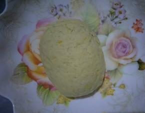 揉成略光滑面团，盖保鲜膜松弛15分钟