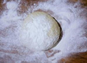 松弛好的面团，放在案板揉搓排出气泡，可加适量干面粉揉成光滑面团