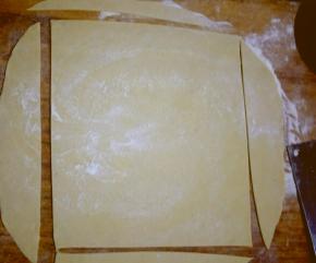 用擀面杖擀成厚度为2mm左右的薄饼，切去四边，呈方形