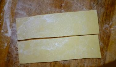 把方形面片一切为二，重叠放在一起