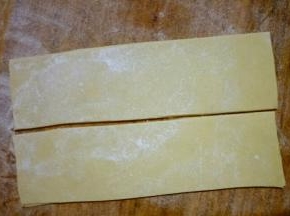 把方形面片一切为二，重叠放在一起