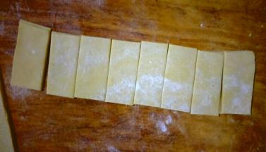 切成宽度为3cm左右的面片(目测长度约9cm)