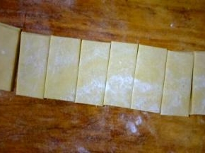切成宽度为3cm左右的面片(目测长度约9cm)