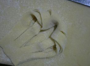 拿起一头从中间翻过去，也可翻两次