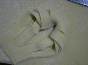 拿起一头从中间翻过去，也可翻两次