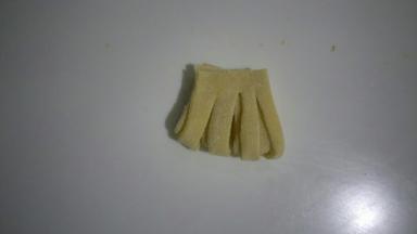 对折，如图切三刀，两头不要切断