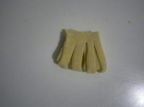 对折，如图切三刀，两头不要切断