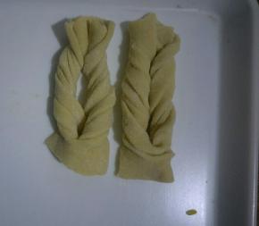 翻两次的样子图，依次做好(切下的不规则面团也依次揉圆擀制做好)