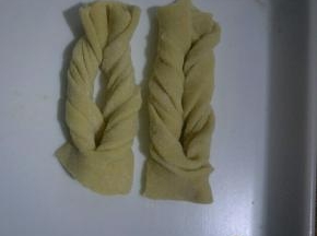 翻两次的样子图，依次做好(切下的不规则面团也依次揉圆擀制做好)