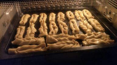 将麻叶放入烤箱中层，中途可刷次油，翻个面。约烤25分钟左右，烤至两面金黄即可