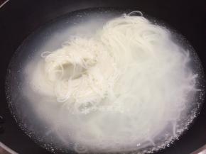 烧沸水将米线煮3分钟后捞出用凉水浸泡备用。