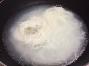 烧沸水将米线煮3分钟后捞出用凉水浸泡备用。