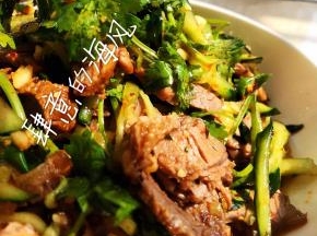 尝下咸淡就可以装盘了，虽然卖相不怎么样。可是真的很好吃。很下饭