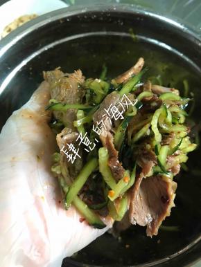 黄瓜，牛肉，凉拌汁倒在一起，带上手套开始拌咯，拌均匀了再把花生米。香菜一起倒进去翻拌均匀，