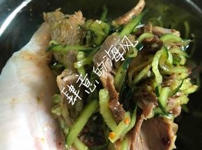 黄瓜，牛肉，凉拌汁倒在一起，带上手套开始拌咯，拌均匀了再把花生米。香菜一起倒进去翻拌均匀，