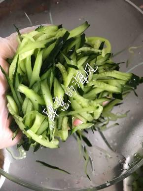 黄瓜切丝。用少许盐杀一下，我是用刀切的。这步忘了拍照。黄瓜不能切的太细。不然腌过就烂了没口感了，香菜切段备用