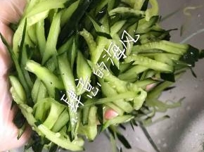 黄瓜切丝。用少许盐杀一下，我是用刀切的。这步忘了拍照。黄瓜不能切的太细。不然腌过就烂了没口感了，香菜切段备用