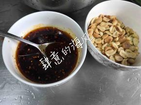 花生烤箱烤的，180°上下火20分钟，凉凉把皮搓掉备用。
凉拌汁：生抽，油辣椒，醋，香油。