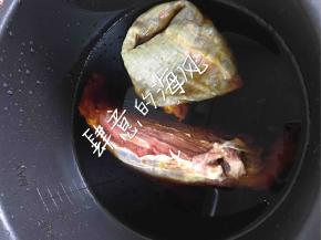 香料用沙袋装好。放入牛肉。水没过牛肉，