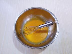 蛋黄与蛋白分离，分别在无油无水的容器中，先做蛋黄糊，蛋黄用手动打蛋器打散。