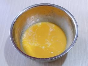 再加入牛奶继续打均匀至看不到牛奶。