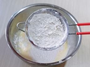 筛入面粉，用硅胶铲翻拌均匀，看不到干粉。