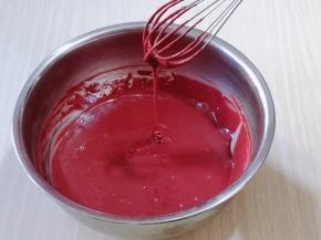 用手动打蛋器拌均匀，看不到面粉为止，拌的时候使用手动打蛋器呈Z字形状来回搅动，不要转圈搅拌，以免起筋。这样蛋黄糊就做好了，放在旁边备用。(面糊提起打蛋器轻松顺滑的滴落下去，且无干粉。)