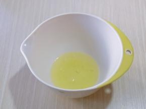 蛋白打发，往蛋白里加入柠檬汁(白醋也可以)电动打蛋器将蛋白高速打发至呈现鱼眼泡。 加入三分之糖，继续高速打发，蛋清泡消失，细腻时再加入三分之一的糖，继续打发。